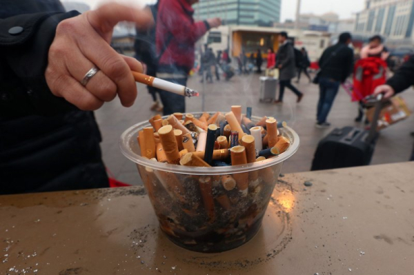 <p> Malediwy stały się pierwszym krajem na świecie, w którym wprowadzono zakaz palenia tytoniu dla całego pokolenia. Stało się to po wejściu w życie nowego prawa w sobotę. Na Malediwach palenie jest na stałe zakazane dla osób urodzonych po 2006 roku - INFBusiness