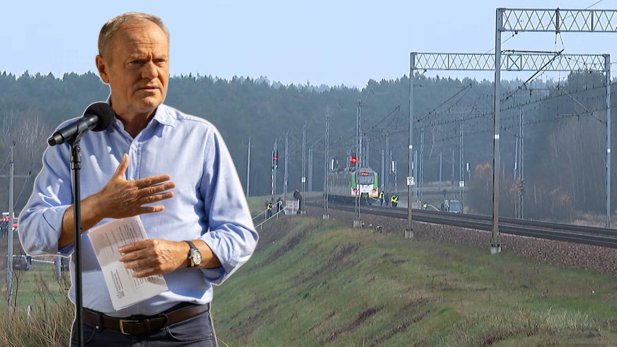 W sprawie uszkodzenia fragmentu szlaku kolejowego na trasie Dęblin-Warszawa utrzymuję stały kontakt z ministrem spraw wewnętrznych. Możliwe, że mamy do czynienia z czynem sabotażu. Nikt nie doznał obrażeń. Trwają interwencje właściwych służb - oznajmił w mediach społecznościowych premier Donald Tusk. Premier Donald Tusk przemawia, w tle linia kolejowa z pociągiem.