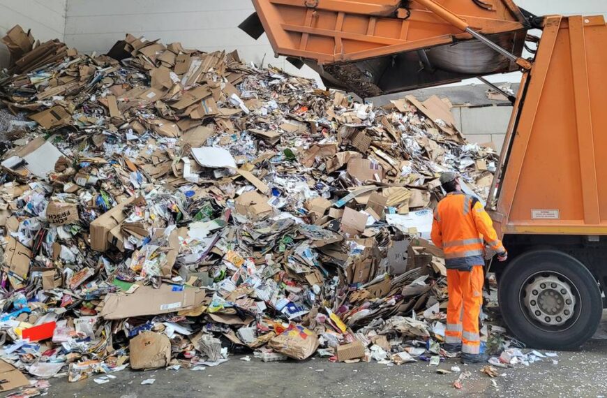 Władze lokalne zmierzą odpady i podniosą ceny. Droższe rachunki za nieposegregowane śmieci.