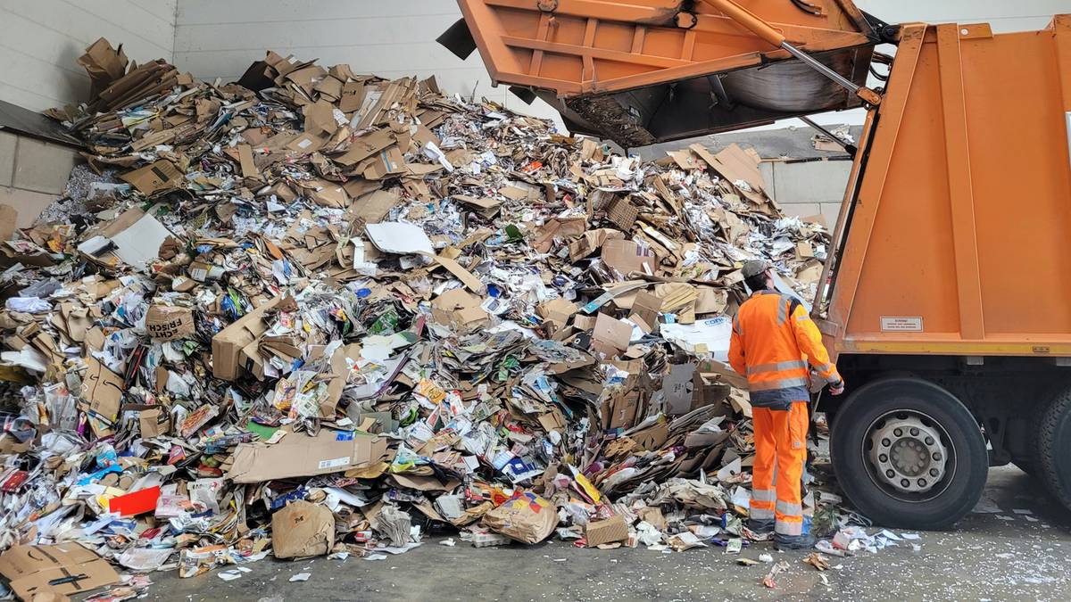 Ministerstwo Klimatu i Środowiska opracowało regulację prawną, która da władzom lokalnym nowe szanse na podnoszenie stawek za wywóz nieczystości. "Przygotowywana regulacja prawna umożliwi zróżnicowanie kosztów na podstawie ciężaru i jakości sortowania" - można przeczytać w motywacji. Wyższe koszty będzie można narzucić na gospodarstwa domowe niezależnie od liczby lokatorów. Samorządy zważą śmieci i zwiększą opłaty. Wyższe stawki przez brak segregacji