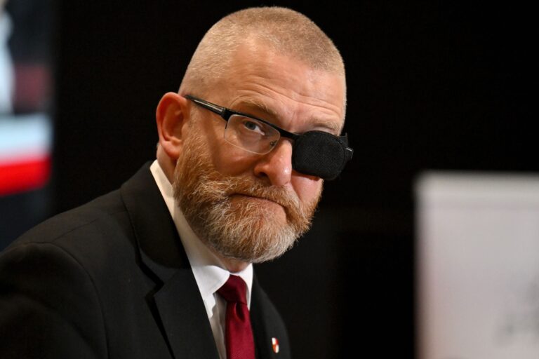 Gdyby głosowanie do parlamentu miało miejsce w najbliższą niedzielę, Koalicja Obywatelska odniosłaby triumf przed Prawem i Sprawiedliwością. CBOS Poll: Braun's Party Takes Fourth Spot in Parliament - INFBusiness