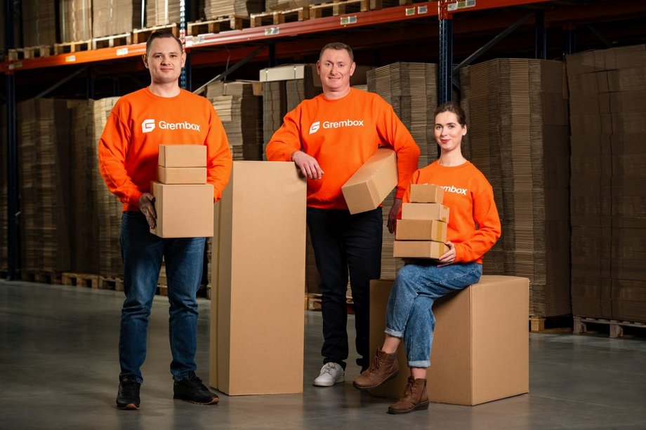 Czy powszechnie wykorzystywany i lubiany "karton" potrafi stanowić o przewadze konkurencyjnej w handlu elektronicznym? – O wartościach, współdziałaniu i sztuce doskonałości operacyjnej, dzięki której opakowania urastają do rangi strategicznego ogniwa działalności, opowiada Mateusz Bochenek, dyrektor generalny Grembox. Rozmowę zrealizowała Małgorzata Kozieł z zespołu redakcyjnego "Rzecz o innowacjach i inwestycjach". Grembox ma w ofercie setki wzorów i wariantów opakowań klapowych i fasonowych. Jest partnerem biznesowym dla dziesiątek tysięcy firm z wielu branż - od beauty po motoryzację.