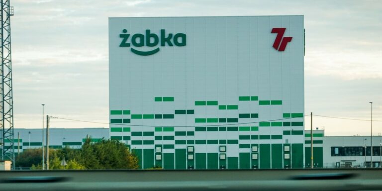 Żabka Group odnotowała w trzecim kwartale 2025 roku 1,279 mld zł skorygowanego wyniku EBITDA w zestawieniu z 1,119 mld zł rok wcześniej – oświadczyła firma. Spółka zmodyfikowała również swoje perspektywiczne zamierzenia. Aktualnie zamierza posiadać 16 tys. placówek handlowych do końca 2028 r. Żabka ujawnia strategię. Spółka prezentuje plan. - INFBusiness