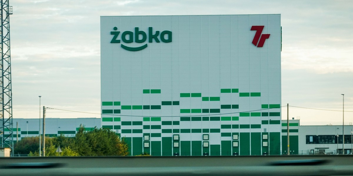 Żabka Group odnotowała w trzecim kwartale 2025 roku 1,279 mld zł skorygowanego wyniku EBITDA w zestawieniu z 1,119 mld zł rok wcześniej – oświadczyła firma. Spółka zmodyfikowała również swoje perspektywiczne zamierzenia. Aktualnie zamierza posiadać 16 tys. placówek handlowych do końca 2028 r. Centrum logistyczne Żabki w Nadarzynie
