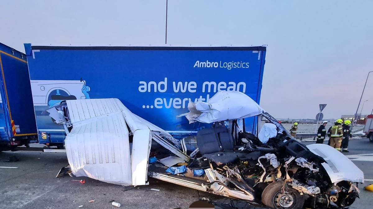 Zniszczony samoch&oacute;d dostawczy po wypadku drogowym na trasie S8, z widocznymi uszkodzeniami i częściami pojazd&oacute;w.