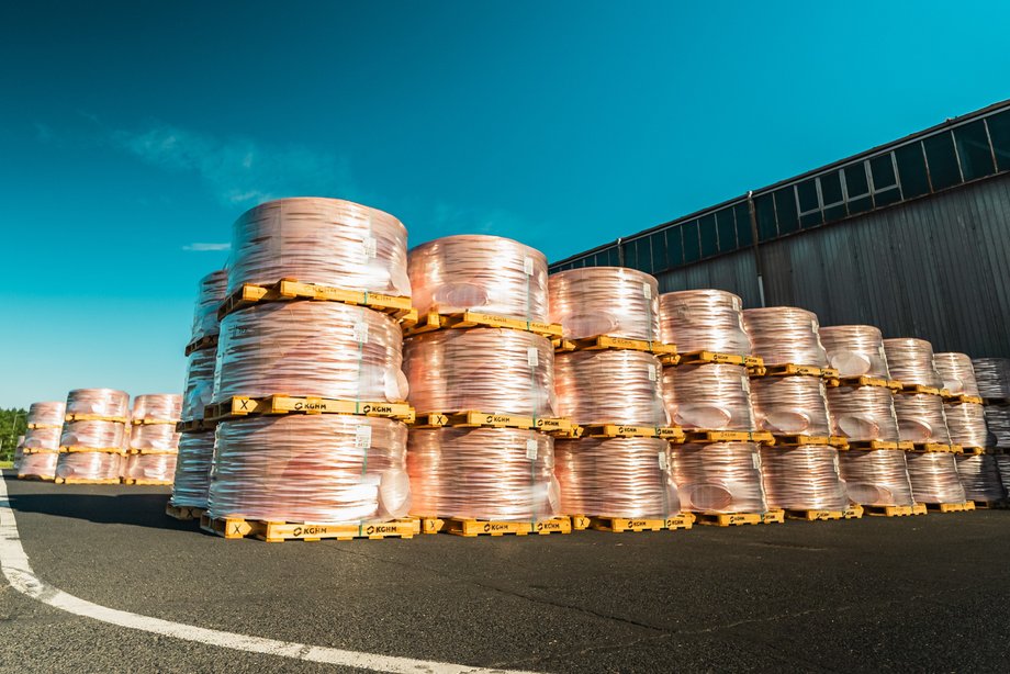 W Polsce istnieją obszary, które wymagają pilnej interwencji ze względu na depopulację, jak również te, które prosperują bezproblemowo. Dolny Śląsk przynależy do tej drugiej kategorii. W Lubinie rozbrzmiewa odgłos prac budowlanych, w Głogowie poruszają się nowoczesne pojazdy komunikacji miejskiej, a w Polkowicach wznoszone są nowe kompleksy mieszkaniowe. Lokalny przemysł nie stanowił tutaj kłopotu, lecz był podstawą dalszego progresu. Miedź, zaangażowanie i aspiracje ukształtowały region, który patrzy w przyszłość z optymizmem. Walcówka miedziana wyprodukowana w Hucie Miedzi ''Cedynia''