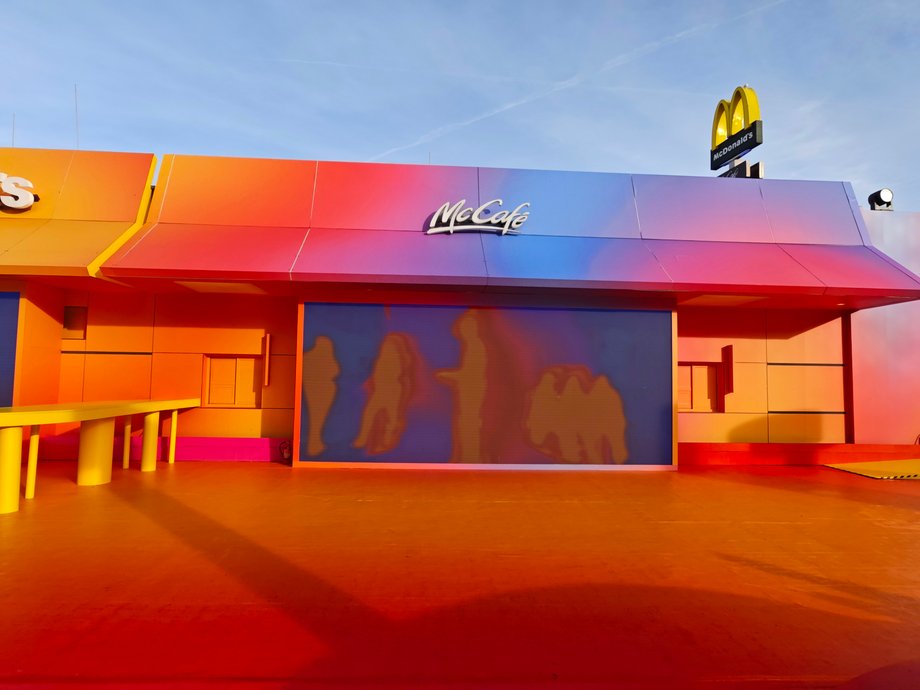 Popularna sieć każdego roku wprowadza do menu Burgera Drwala i usiłuje jednocześnie zaskoczyć konsumentów akcją reklamową. W tym roku przedsiębiorstwo z okazji premiery burgera doszczętnie przeobraziło jedną z restauracji w Poznaniu. — Hasłem przewodnim jest ciepło — objaśniali nam przedstawiciele firmy. dalsza część artykułu pod materiałem wideo