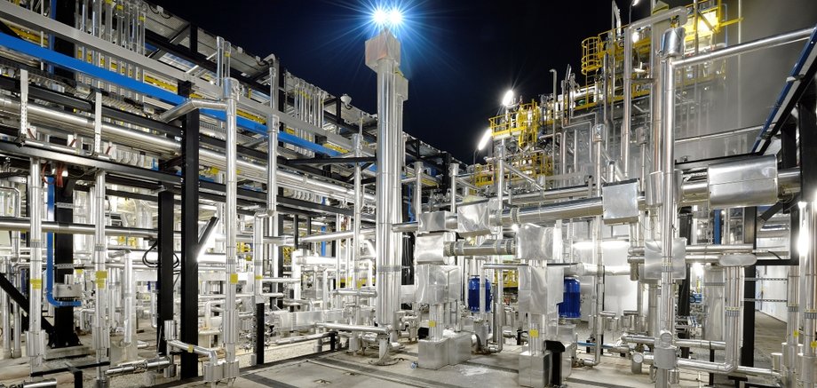 Surowiec gazowy zyskuje coraz większe uznanie jako dobro strategiczne. Obecnie to on gwarantuje stabilność dla transformacji energetycznej i przesądza o nieprzerwanym działaniu produkcji w sektorach, które są od niego zależne. Polska ekonomia potrzebuje pewnych dostaw gazu, a w nadchodzących latach konsumpcja może osiągnąć bezprecedensowe 27 miliardów metrów sześciennych. Orlen odpowiada na to wzrastające zapotrzebowanie, między innymi intensyfikując eksploatację w Polsce oraz Norwegii i sytuując gaz w roli jednego z fundamentów swojej strategii korporacyjnej. Polska gospodarka potrzebuje stabilnych dostaw gazu