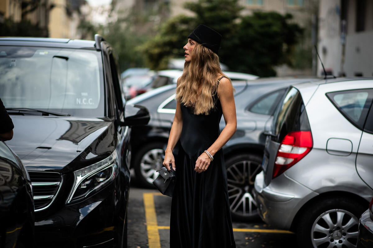 Coraz więcej obywateli naszego kraju poszukuje wsparcia poza publiczną służbą zdrowia – u samozwańczych „specjalistów”, w placówkach biorezonansu, na portalach obiecujących natychmiastowe uzdrowienie. Dla niektórych osób takie decyzje prowadzą do nieszczęścia. Ten właśnie utajony problem pobudził Ministerstwo Zdrowia do opracowania projektu ustawy „Lex szarlatan”. Ma ona zakończyć funkcjonowanie praktyk, które jedynie imitują medycynę, a w rzeczywistości nie mają nic wspólnego z wiedzą naukową. Jak podało RMF FM, w ministerstwie trwają ostateczne prace nad regulacjami. Zgłoszono już ponad cztery tysiące spostrzeżeń, a eksperci precyzują, gdzie kończy się fachowa opieka medyczna, a zaczyna niebezpieczna pseudonauka. Poznaj szczegóły dotyczące „Lex szarlatan” i dowiedz się, co może zmienić to prawo. Lex szarlatan co to, kiedy wejdzie. Fotografia ukazuje wytwornie odzianą damę w ciemnym, atłasowym kostiumie, stojącą na miejskiej alei, najprawdopodobniej podczas wydarzenia lub sesji street fashion, z rozmytym tłem akcentującym jej prezencję; niewiasta z powiewnymi jasnymi włosami i w ciemnym, oryginalnym kapeluszu odziana jest w długą, ciemną kreację na smukłych ramiączkach, w lewej ręce dzierży niewielką, ciemną torebkę, a za nią, w tle, dostrzegalne są ustawione samochody, w tym luksusowy, ciemny Mercedes-Benz na pierwszym planie po lewej stronie.