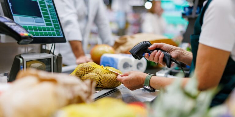 W październiku wartości dóbr powszechnego użytku w naszym kraju podniosły się przeciętnie o 4,1% w stosunku do tego samego okresu roku minionego – tak wynika z najnowszego opracowania wykonanego przez UCE Research i Uniwersytety WSB Merito. Mimo, że tempo zwyżek maleje, analitycy zakładają, że w nadchodzących miesiącach kwoty niektórych wyrobów mogą ponownie się zwiększać. Polskie ceny artykułów powszechnego użytku. Analitycy prognozują fluktuacje. - INFBusiness