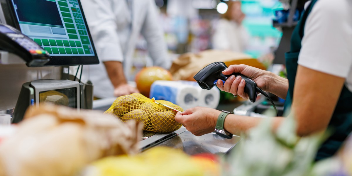 W październiku wartości dóbr powszechnego użytku w naszym kraju podniosły się przeciętnie o 4,1% w stosunku do tego samego okresu roku minionego – tak wynika z najnowszego opracowania wykonanego przez UCE Research i Uniwersytety WSB Merito. Mimo, że tempo zwyżek maleje, analitycy zakładają, że w nadchodzących miesiącach kwoty niektórych wyrobów mogą ponownie się zwiększać. W październiku koszyk podstawowych produktów w ujęciu rocznym był o 4,1 proc. droższy