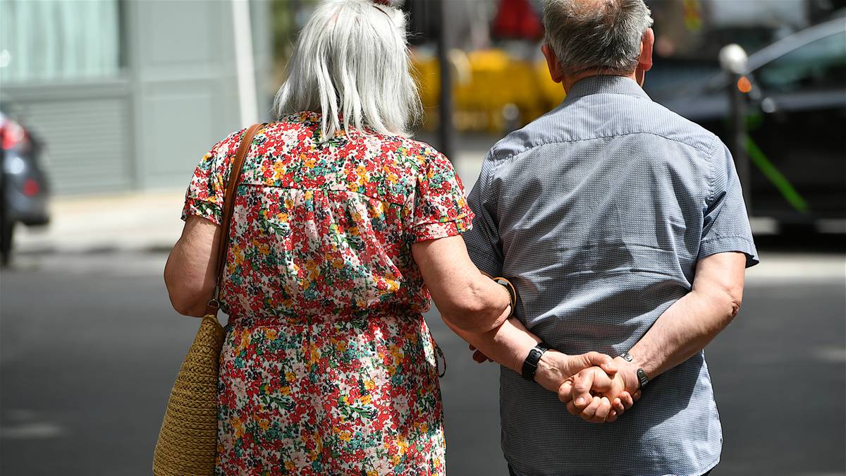 Ogólnopolska Karta Seniora umożliwia osobom w wieku powyżej 60 lat skorzystanie z okazji do obniżenia wydatków na pobyt w 72 uzdrowiskach na terenie naszego kraju. Upusty sięgają od 5 do aż 50 procent na wybrane usługi bądź całość pobytu. Karta daje również możliwość otrzymania zniżek w sklepach z artykułami medycznymi, muzeach oraz innych instytucjach. Para starszych osób idzie ulicą, trzymając się pod rękę.