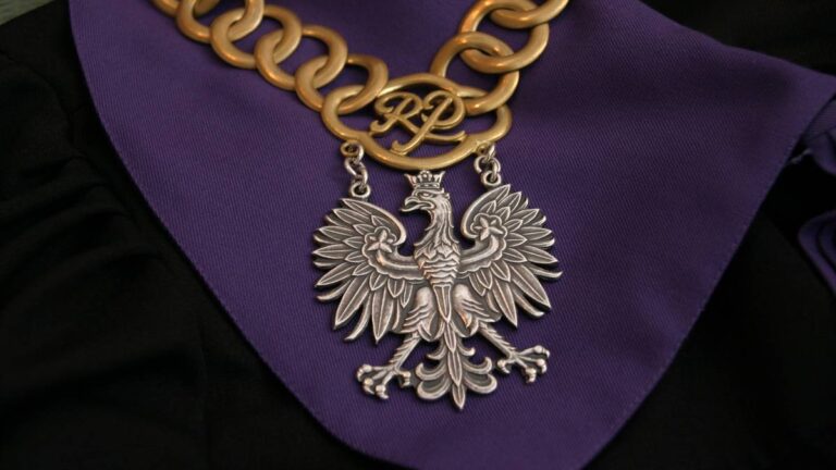 Rzecznik praw obywatelskich złożył rewizję nadzwyczajną w temacie orzeczenia dotyczącego morderstwa i próby zgwałcenia młodej kobiety w roku 2004. Mężczyzna, wobec którego sąd orzekł karę 25 lat pozbawienia wolności, utrzymuje, że został przymuszony do przyznania się do przewinienia. Sprawa - z powodu wzbudzających spory - przedstawiana jest jako potencjalnie zbliżona do niesłusznego osądzenia Tomasza Komendy. Koniecński mord: sprawa wraca po prawie dwóch dekadach. Rzecznik Praw Obywatelskich złożył kasację po 19 latach od wyroku. - INFBusiness