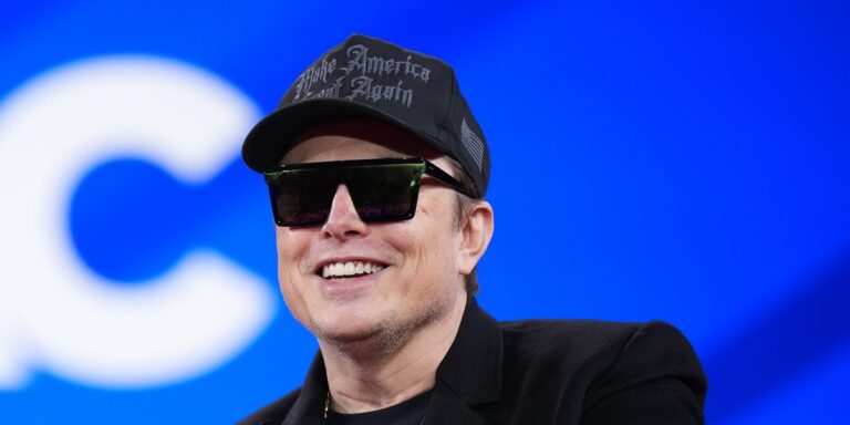 Dyrektor naczelny Tesli, Elon Musk, będący także znaczącym udziałowcem firmy, ogłosił w czwartek, iż Tesla ma w planach postawienie "ogromnej fabryki układów scalonych" w celu produkcji chipów wykorzystujących inteligencję sztuczną. Publicznie analizował opcję kooperacji producenta aut elektrycznych z firmą Intel. Musk oferuje Intelowi współpracę. Tesla rozważa budowę fabryki superchipów AI. - INFBusiness