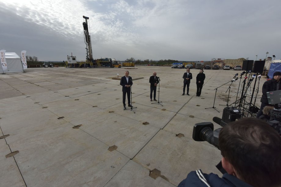 Czasem w ekonomii zachodzą zmiany ledwie dostrzegalne, których realny wpływ staje się widoczny dopiero po pewnym czasie. W Rejonie Miedziowym takim momentem przełomowym może okazać się rozpoczęcie budowy nowego szybu Retków, projektu, którego głębokość przekracza dotychczasowe polskie przedsięwzięcia górnicze. Nowy rekord w polskim górnictwie to aż 1360 metrów, jednak same cyfry nie oddają pełnego znaczenia tej inicjatywy. Nowa era polskiej miedzi. Jak wpłynie redukcja daniny i trzy świeże wyrobiska w Legnicko-Głogowskim Okręgu Miedziowym? - INFBusiness