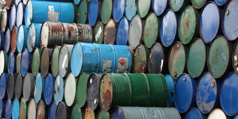 Notowania ropy naftowej na globalnych parkietach obniżają się delikatnie po gwałtownych spadkach w środę. Przyczyną są informacje o nadmiarze dostępności tego surowca na rynkach. Analitycy przewidują, że ta sytuacja może wpłynąć na ceny paliw i decyzje banków centralnych. Ropa tanieje po giełdowych wstrząsach. Analitycy prognozują kolejne fluktuacje. - INFBusiness