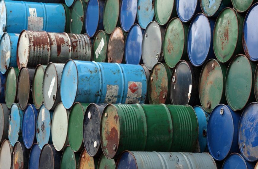 Ropa tanieje po giełdowych wstrząsach. Analitycy prognozują kolejne fluktuacje.