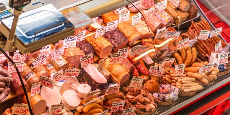 Mimo zwiększających się kosztów i rozszerzającej się oferty zamienników roślinnych, mięso wciąż odgrywa kluczową rolę w koszykach zakupowych Polaków. Według informacji udostępnionych przez YouGov dla "Rzeczpospolitej", w roku 2025 po produkty mięsne sięgnęło przeszło 99,6 proc. gospodarstw domowych. Pomimo drożejącego mięsa, Polacy nadal chętnie je spożywają. - INFBusiness