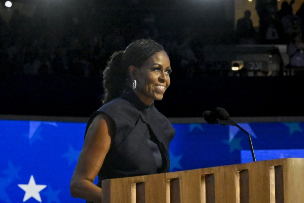 <p> Była pierwsza dama Michelle Obama rozmawiała o modzie i reprezentacji podczas promocji swojej nowej książki The Look w programie The Late Show ze Stephenem Colbertem . Obejrzyj: Michelle Obama opowiada o modzie i sile okładek swojego magazynu Vogue - INFBusiness