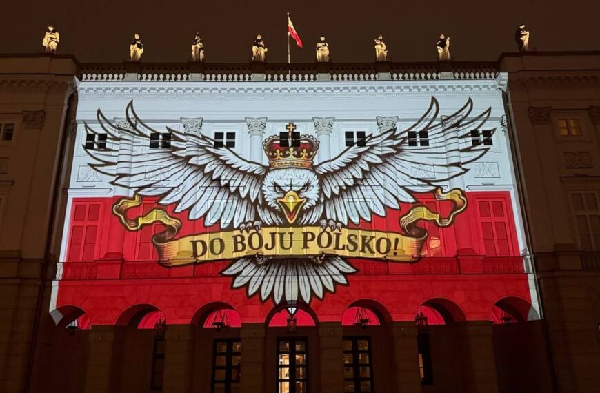 Zakazany na Stadionie Narodowym przez władze. Transparent pojawił się na Pałacu Prezydenta.