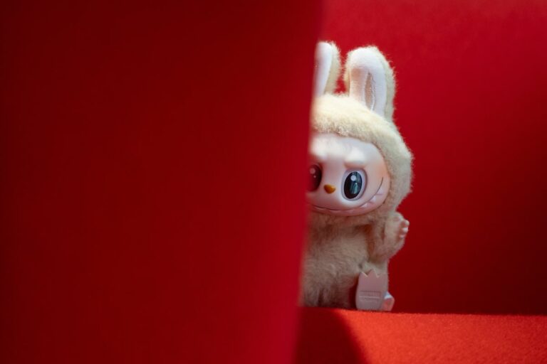 Już w nadchodzącą sobotę w domu handlowym De Bijenkorf w Amsterdamie otworzy się debiutancki europejski pop-up brandu Labubu od Pop Mart. Ekskluzywne kolekcje, stylistyka azjatyckiego sklepu wielobranżowego oraz wzrastająca światowa obsesja na punkcie „uroczo-strasznych” figurek mają zwabić tłumy zapaleńców. Punkt handlowy będzie otwarty do 31 stycznia. Labubu Store in Europe. Pop Mart Launches Temporary Shop in Amsterdam - INFBusiness