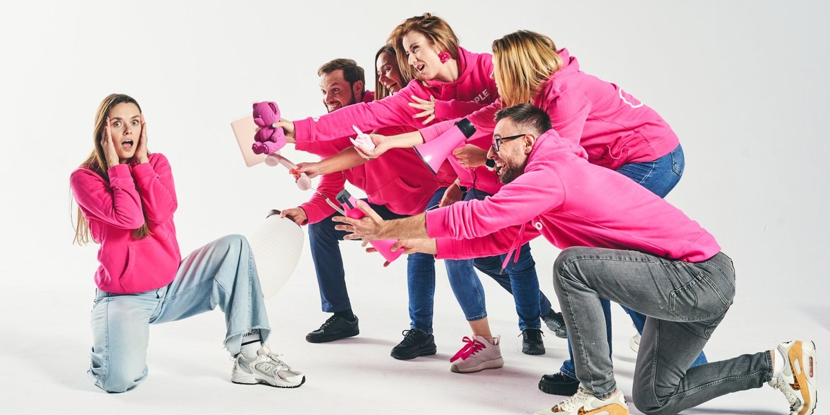 W wielu przedsiębiorstwach upominki promocyjne wciąż figurują jako „pozycja do zaznaczenia” w budżecie – coś, co trzeba zlecić „bo tak wypada” przed targami, rocznicami czy świętami. Często bez planu, bez analizy, czy te prezenty rzeczywiście wpływają pozytywnie na image brandu i przywiązanie konsumentów. Badanie na temat oddziaływania otrzymywanych gadżetów reklamowych na kreowanie lojalności i uznania, opracowane przez BIOSTAT® i OpenGift.pl, prezentuje zupełnie odmienny obraz. To nie jest „sympatyczny dodatek” – to narzędzie, które rzeczywiście modeluje emocje, preferencje zakupowe oraz zapamiętywanie brandu. Wpływ gadżetów reklamowych na lojalność klientów - wnioski z raportu BIOSTAT® i OpenGift.pl