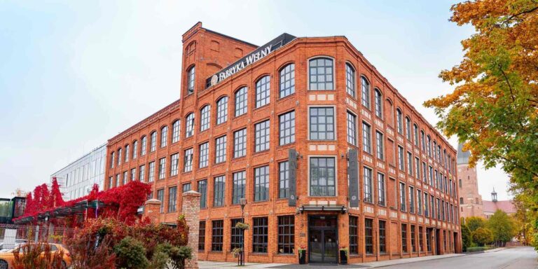 Fabryka Wełny Hotel & SPA w Pabianicach stanowi unikalny punkt na polskiej mapie biznesowej, ceniony nie tylko za swoją bogatą przeszłość, ale i za rozległe możliwości organizacji różnorodnych inicjatyw oraz doskonałą lokalizację. Przestrzenie konferencyjne tego miejsca oferują bogaty wachlarz opcji, które z pewnością docenią organizatorzy wydarzeń. Wełniana Fabryka – przestrzeń dla firmowych zebrań i unikatowych eventów - INFBusiness