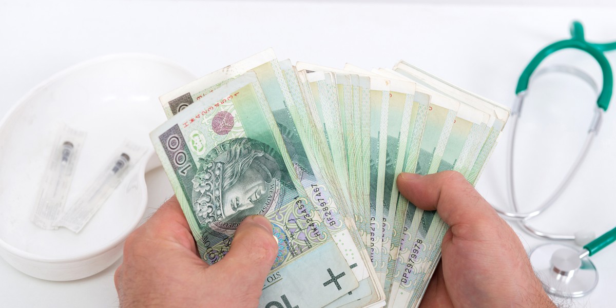 Zgodnie z raportem OECD, kształcimy coraz więcej lekarzy, których inne państwa rozwinięte chętnie zatrudniają. Polska plasuje się także w pierwszej trójce światowych "eksporterów" pielęgniarek. Te dane jednocześnie tłumaczą, dlaczego w naszym kraju wynagrodzenia personelu medycznego, zwłaszcza lekarzy, tak znacząco podskoczyły i coraz bardziej przypominają te zachodnie. Lekarze z Polski zasilają Zachód