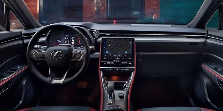 Lexus to firma, która od lat ustala wzorce w branży samochodowej w obszarze premium, zestawiając dokładność, nowatorstwo oraz dbałość o bezpieczeństwo. Myślisz o zakupie lub zmianie auta? Teraz Lexus jest bardziej osiągalny, ponieważ w punktach sprzedaży autoryzowanych dealerów konkretne modele z roku modelowego 2025 objęte zostały akcją wyprzedażową. Dla polskich nabywców Lexus przygotował nie tylko redukcje cen, ale również specjalny upust na koła zimowe z ogumieniem renomowanych marek, zaopatrzone w oryginalne sensory ciśnienia, jak i zestaw zabezpieczeń przed kradzieżą. Lexus w nowej odsłonie? Idealna okazja. Posezonowa obniżka. - INFBusiness