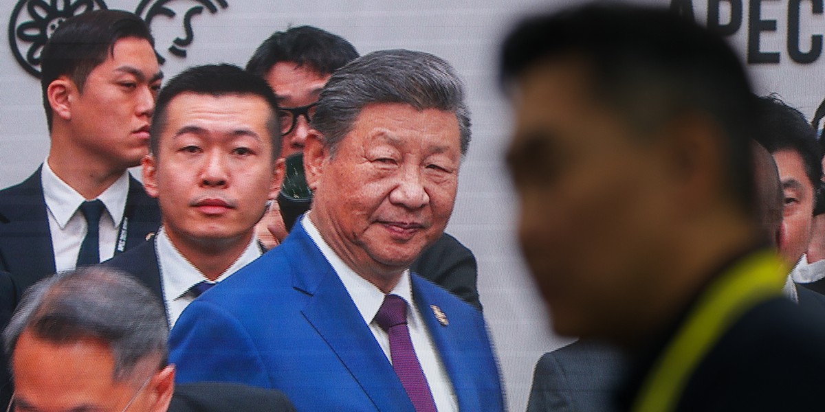 Europejska Komisja potwierdziła dalsze prowadzenie rozmów z Chinami w sprawie wywozu metali ziem rzadkich. Październikowa decyzja władz w Pekinie o rocznym wstrzymaniu restrykcji eksportowych, wynegocjowana przez USA, ma dotyczyć również państw członkowskich Unii Europejskiej. Informację tę podał rzecznik KE, Olof Gill, akcentując wagę podtrzymywania otwartego dialogu z chińskim rządem. UE negocjuje z Chinami dostęp do metali ziem rzadkich – kluczowy surowiec dla przemysłu