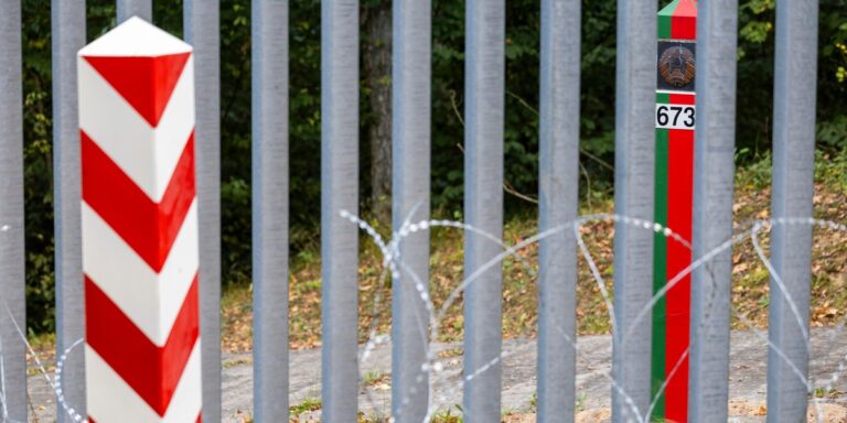 Prezydent Republiki Białorusi, Alaksandr Łukaszenko, podpisał rozporządzenie, które zabrania przejazdu pojazdów ciężarowych oraz traktorów zarejestrowanych na Litwie oraz w Polsce na obszarze Białorusi. Obostrzenia, które mają obowiązywać do końca roku 2027, to reakcja na decyzje państw sąsiednich o zamknięciu rubieży z Białorusią – doniosła agencja informacyjna BNS. Łukaszenka blokuje wjazd ciężarówkom z Polski i Litwy. Alarm w transporcie. - INFBusiness