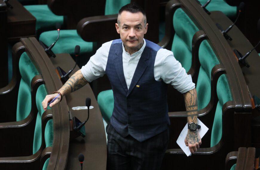 Parlamentarzysta Marcin Józefaciuk zarzuca placówce edukacyjnej znęcanie się nad Sarą, młodą dziennikarką…