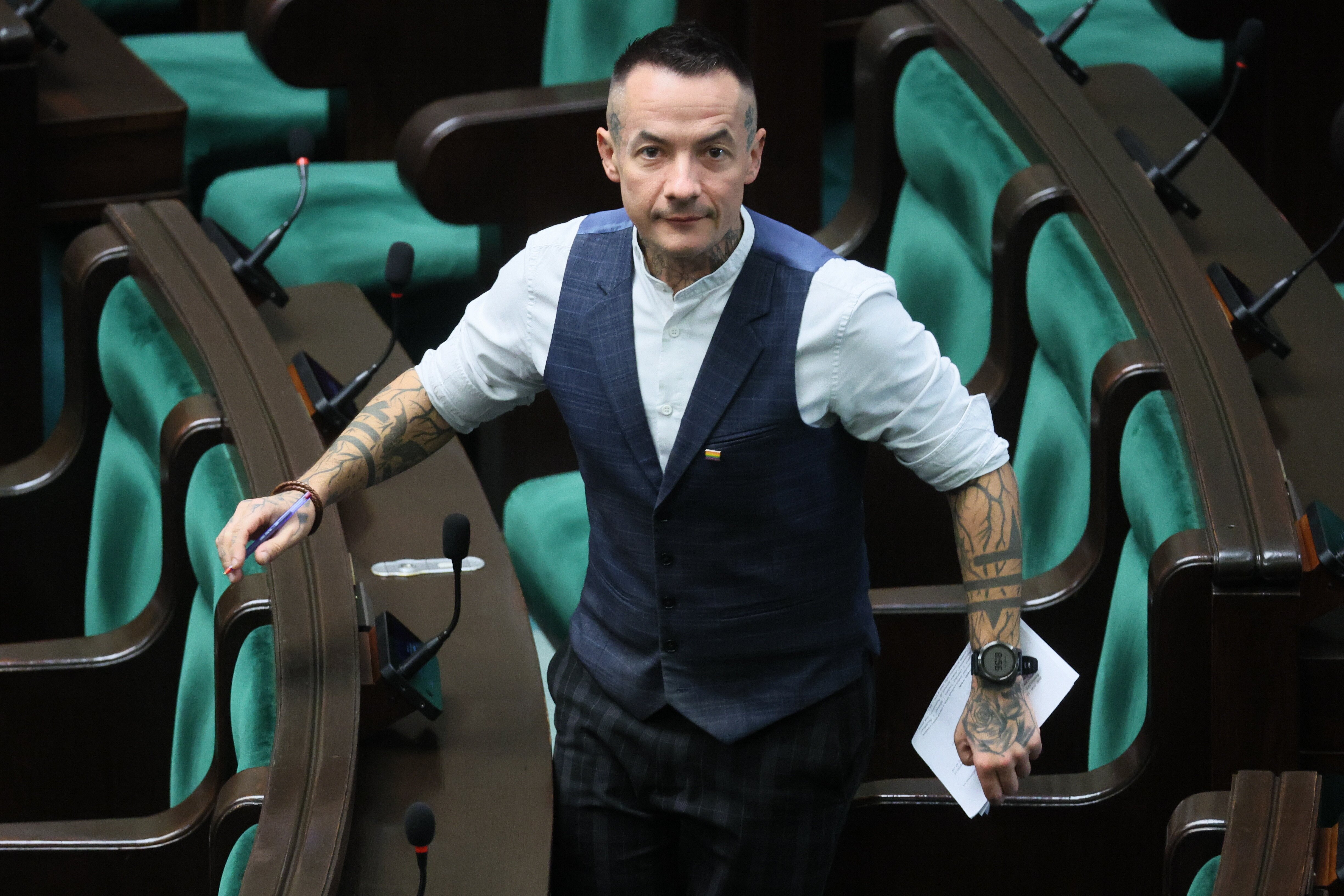 Parlamentarzysta Marcin Józefaciuk zarzuca placówce edukacyjnej znęcanie się nad Sarą, młodą dziennikarką sejmową. - INFBusiness