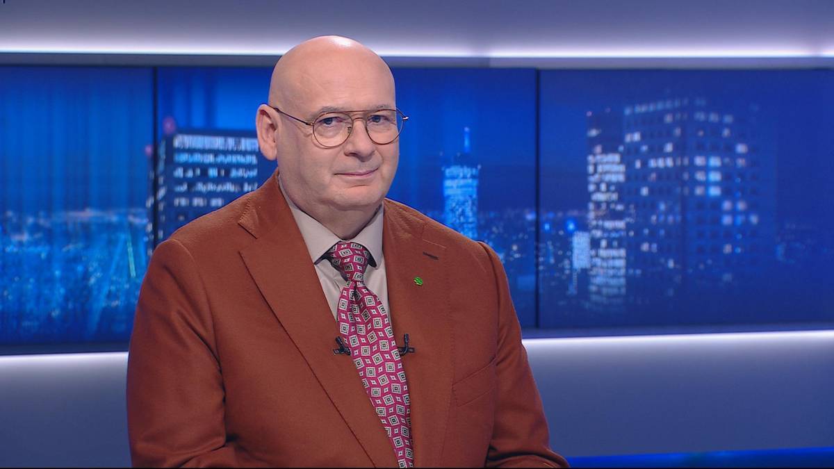 W poniedziałkowej audycji "Gość Wydarzeń" Bogdan Rymanowski przeprowadził wywiad z wicemarszałkiem parlamentu, szefem Rady Naczelnej PSL Piotrem Zgorzelskim. Audycja od godz. 19.15 w Polsacie, Polsat News, Wydarzeniach 24, Interii oraz na polsatnews.pl. Mężczyzna w okularach i brązowej marynarce, stojący przed niebieskim ekranem z widokiem nocnego miasta.