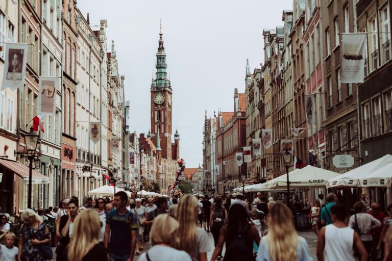 Pasaż Królewski, jeden z najbardziej znanych gdańskich obiektów handlowych, być może w niedalekiej przyszłości zniknie z krajobrazu miasta. Właściciel nieruchomości, firma Elfeko S.A., złożyła prośbę o zgodę na jego destrukcję. To zakończenie pewnej epoki, która zaczęła się w 1993 roku i stanowiła przez lata istotny element tutejszego handlu. Gdański Pasaż Królewski idzie pod młotek. Ponad 3 dekady istnienia. - INFBusiness