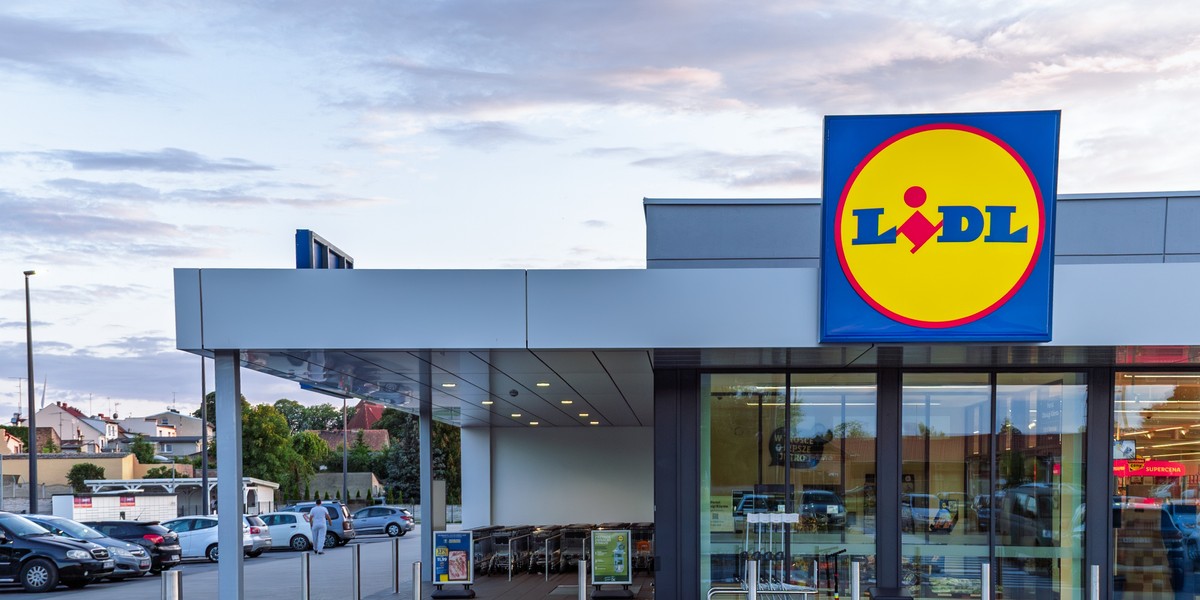ICG Real Estate nabywa od Lidla pakiet 24 nowiutkich sklepów o łącznej wartości 203,5 mln euro. Nieruchomości, usytuowane w Zjednoczonym Królestwie, Irlandii oraz Hiszpanii, zostaną włączone do funduszu Strategic Real Estate II (SRE II) i wydzierżawione Lidlowi na mocy długoterminowej umowy typu triple-net, o czym informuje serwis propertynews.pl. Lidl sprzedaje 24 sklepy