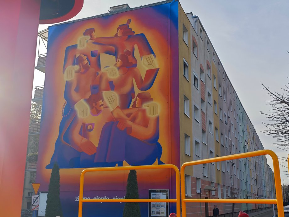 Popularna sieć każdego roku wprowadza do menu Burgera Drwala i usiłuje jednocześnie zaskoczyć konsumentów akcją reklamową. W tym roku przedsiębiorstwo z okazji premiery burgera doszczętnie przeobraziło jedną z restauracji w Poznaniu. — Hasłem przewodnim jest ciepło — objaśniali nam przedstawiciele firmy. Mural, który powstał przy restauracji