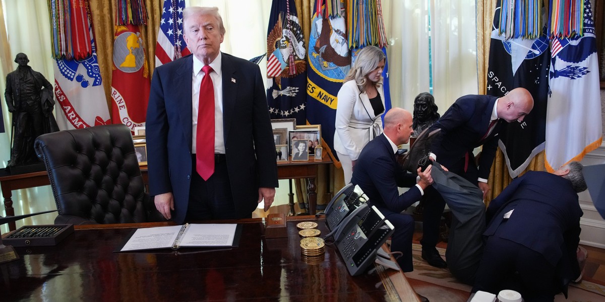 Donald Trump podczas konferencji, na której zemdlał jeden z uczestników. W tle widać, jak jest mu udzielana pomoc.