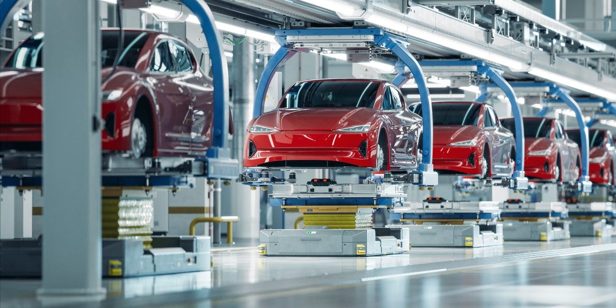 Nasz przemysł krajowy poszybował o 6 proc. w zestawieniu rocznym we wrześniu, co stanowi największy skok od niemal trzech lat. Mimo że w tym wzroście nie byliśmy osamotnieni, gdyż sześć państw europejskich zanotowało jeszcze lepsze rezultaty, to jest powód do satysfakcji. Zwłaszcza biorąc pod uwagę sytuację w Niemczech, które ponownie znalazły się na minusie. Produkcja branży motoryzacyjnej wystrzeliła w Polsce w górę, Zdjęcie poglądowe