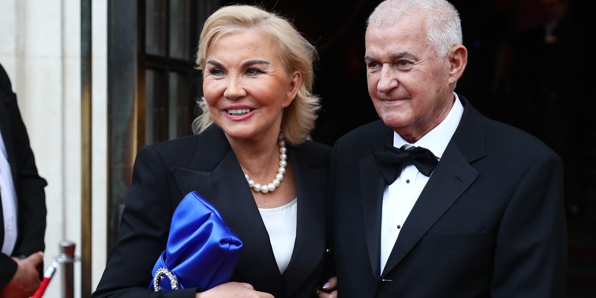 Trzy dekady temu Teresa Mokrysz objęła kierownictwo w rodzinnym przedsiębiorstwie swego męża. Zmieniła jego firmę, a zamiast wytwarzania materiałów budowlanych, rozpoczęła import z Niderlandów śmietanki w proszku. Dziś jest jedną z najzamożniejszych obywatelek Polski z fortuną szacowaną na 1,12 mld zł, a jej Mokate cappuccino zna niemalże każdy. Początkowo Polacy nie potrafili go przyrządzać. Współwłaścicielka Mokate Teresa Mokrysz oraz mąż Kazimierz w 2023 r.