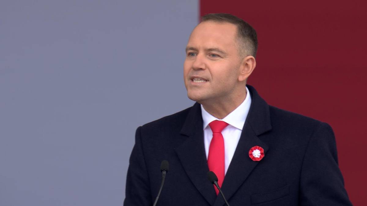 Karol Nawrocki opublikował idee przewodne "Pięciu prawd Polaków" stworzonych przez mniejszość polską w Niemczech w roku 1938. "Imponujący manifest polskości" - tak wyraził się prezydent. Dzień wcześniej Donald Tusk apelował w Sejmie do parlamentarzystłystów o odpieranie rosyjskich ataków hybrydowych, prezentując "pięć nieskomplikowanych zasad dla każdego polskiego polityka". Karol Nawrocki przemawia do mikrofonu w czarnym garniturze i czerwonym krawacie.