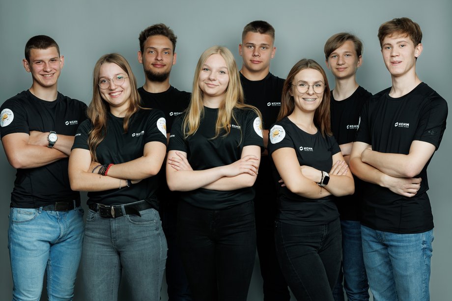 W Polsce istnieją obszary, które wymagają pilnej interwencji ze względu na depopulację, jak również te, które prosperują bezproblemowo. Dolny Śląsk przynależy do tej drugiej kategorii. W Lubinie rozbrzmiewa odgłos prac budowlanych, w Głogowie poruszają się nowoczesne pojazdy komunikacji miejskiej, a w Polkowicach wznoszone są nowe kompleksy mieszkaniowe. Lokalny przemysł nie stanowił tutaj kłopotu, lecz był podstawą dalszego progresu. Miedź, zaangażowanie i aspiracje ukształtowały region, który patrzy w przyszłość z optymizmem. Uczniowe szkół patronackich KGHM