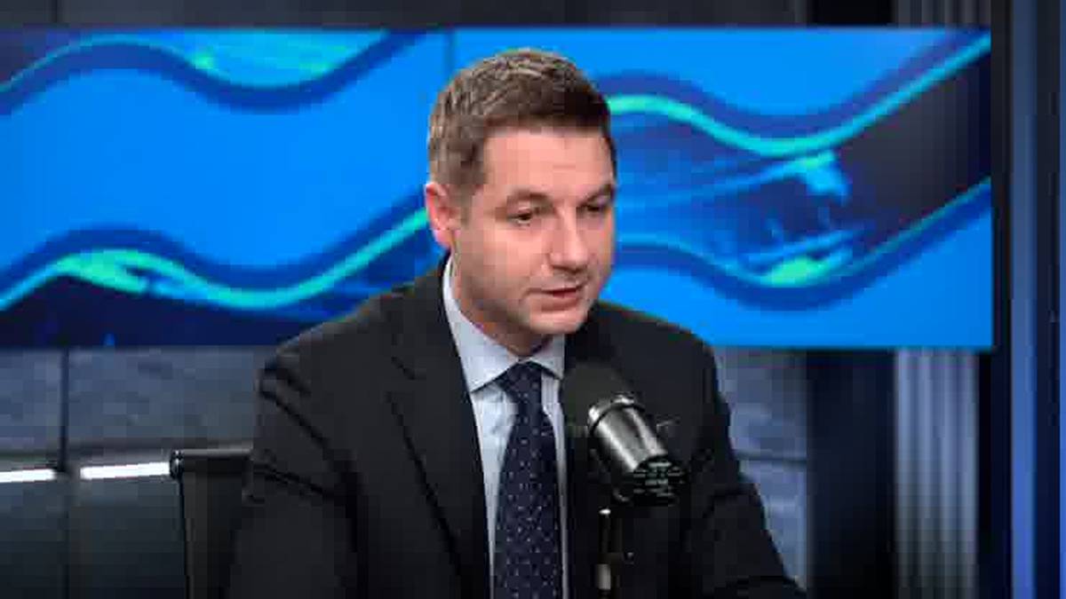 Po decyzji Sejmu o anulowaniu immunitetu Zbigniewa Ziobry, były minister sprawiedliwości wyraził swoje zdanie zza granicy. W konwersacji z Agnieszką Gozdyrą zarzucił Donaldowi Tuskowi i ministrowi Waldemarowi Żurkowi podporządkowanie sobie sądów. W odwecie poseł KO Witold Zembaczyński ostro skrytykował Ziobrę, określając go mianem "tchórza", który "schronił się pod skrzydłami orbanowskiego reżimu". Ziobro dołączył do rozmowy. Zembaczyński oburzony: Atakuje nas - INFBusiness