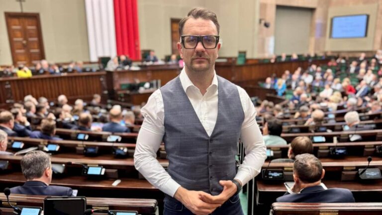 Prokurator Generalny złożył wniosek do marszałka Sejmu Szymona Hołowni o zdjęcie immunitetu parlamentarzyście PiS Łukaszowi Mejzie. "Deputowany winien być wzorem, a nie lekceważyć prawa" - oznajmił Waldemar Żurek w sieciach społecznościowych. Mejza bezkarny? Stanowisko Prokuratury. - INFBusiness