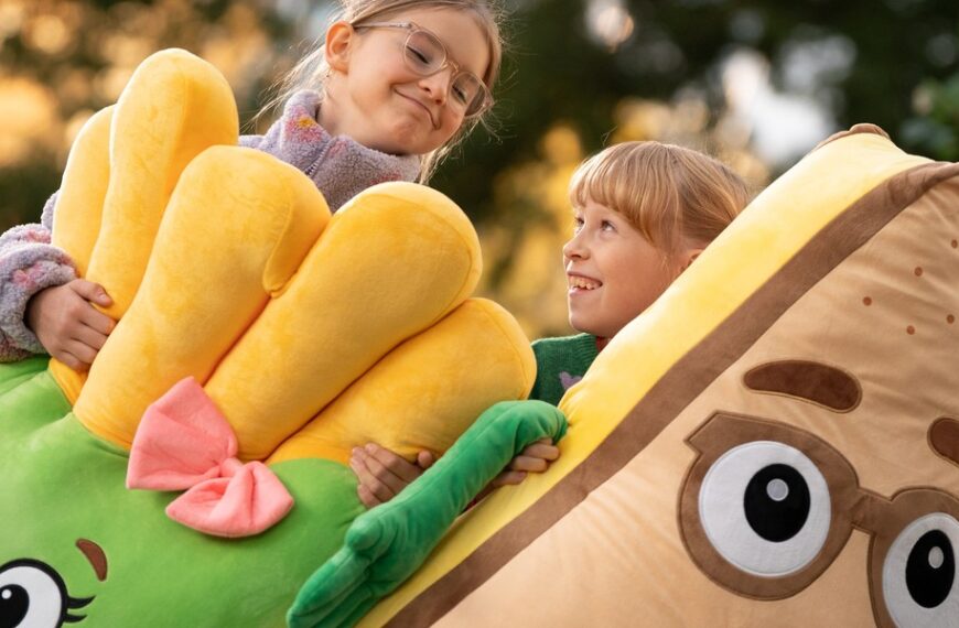 Żabka przedstawia swoje postaci. Poznajemy detale akcji.