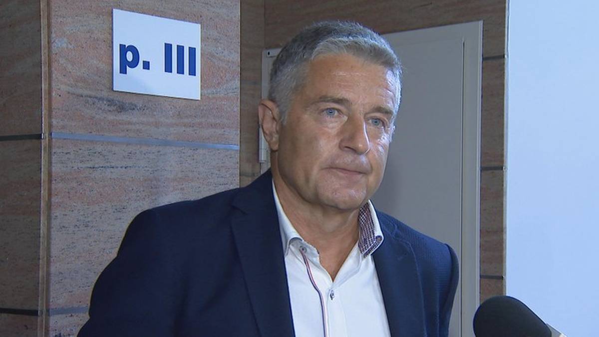 Władysław Frasyniuk oczyszczony z zarzutów - poinformował reporter Polsat News. Polski działacz opozycyjny i polityk uprzednio został obwiniony o obrazę polskich żołnierzy strzegących granicy polsko-białoruskiej. Postępowanie sądowe odbywało się z wykluczeniem publiczności. Motywy orzeczenia nie zostały udostępnione opinii publicznej. Sąd zadecydował ws. Władysława Frasyniuka. Chodziło o słowa na temat żołnierzy