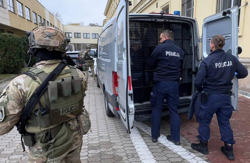 Uzbrojony mężczyzna w sercu Warszawy. Ujęto płatnego zabójcę tureckiej mafii.