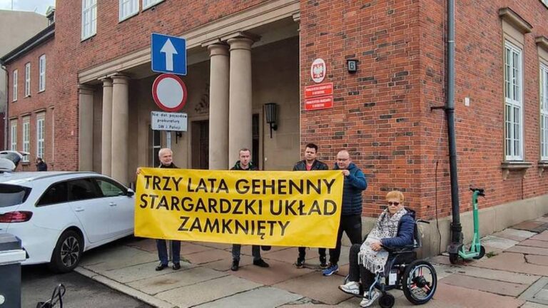 Tej nocy obudził ich rumor, ściany zaczęły się rysować, a skrzydła drzwi w lokalach przestały się zamykać. Tak rozpoczął się dramat mieszkańców apartamentowca przy alei Armii Krajowej w Stargardzie. Obiekt zaczął się rozszczelniać, odkształcać i stwarza zagrożenie katastrofą. Od tej pamiętnej daty upłynęły trzy lata. Czternaście rodzin pozostało bez schronienia i świadomości, co dalej. Reportaż "Interwencji". Pozbawieni domu. Od trzech lat oczekują wsparcia. - INFBusiness