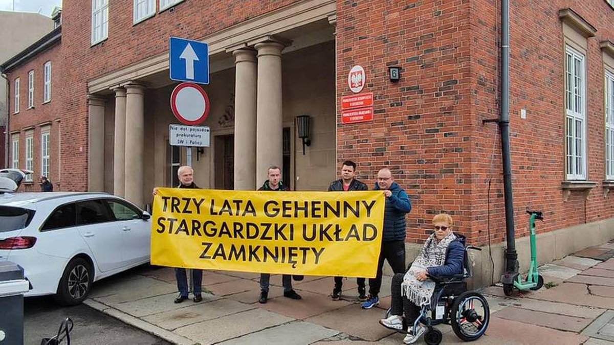 Tej nocy obudził ich rumor, ściany zaczęły się rysować, a skrzydła drzwi w lokalach przestały się zamykać. Tak rozpoczął się dramat mieszkańców apartamentowca przy alei Armii Krajowej w Stargardzie. Obiekt zaczął się rozszczelniać, odkształcać i stwarza zagrożenie katastrofą. Od tej pamiętnej daty upłynęły trzy lata. Czternaście rodzin pozostało bez schronienia i świadomości, co dalej. Reportaż "Interwencji". Zostali bez dachu nad głową. Czekają trzeci rok na pomoc