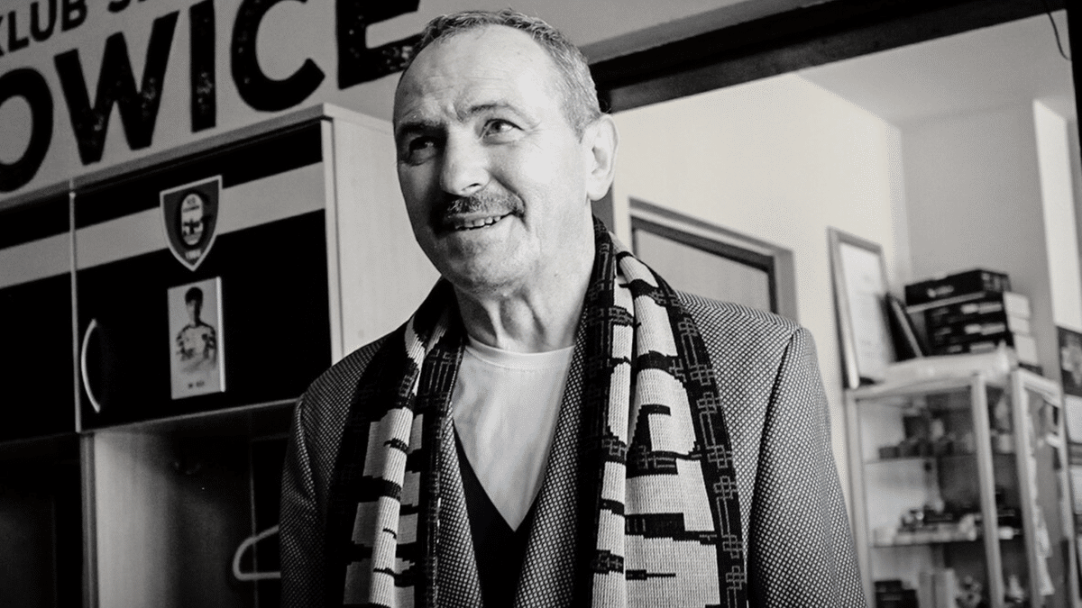 Minął rok od zgonu Jana Furtoka, sławy GKS-u Katowice, HSV i Eintrachtu Frankfurt, który przez wiele lat zmagał się z dolegliwością Alzheimera. Jego małżonka relacjonuje o nasilającej się przypadłości, która utrudniała mu zwykłe funkcjonowanie i zabierała wspomnienia. Mimo przeciwności, Jan Furtok umiał pokazywać momenty klarowności, zapamiętując fragmenty kariery czy ukochane utwory. Portret Jana Furtoka, uśmiechniętego mężczyzny w szaliku GKS-u Katowice